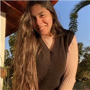 profesora de portugués dicta clases a niños de todas las edades